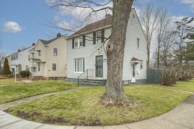 Building Photo - 3855 Grosvenor Rd