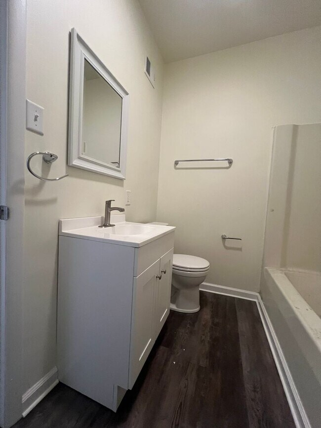 Building Photo - Updated 2BR Apartment Now Showing!