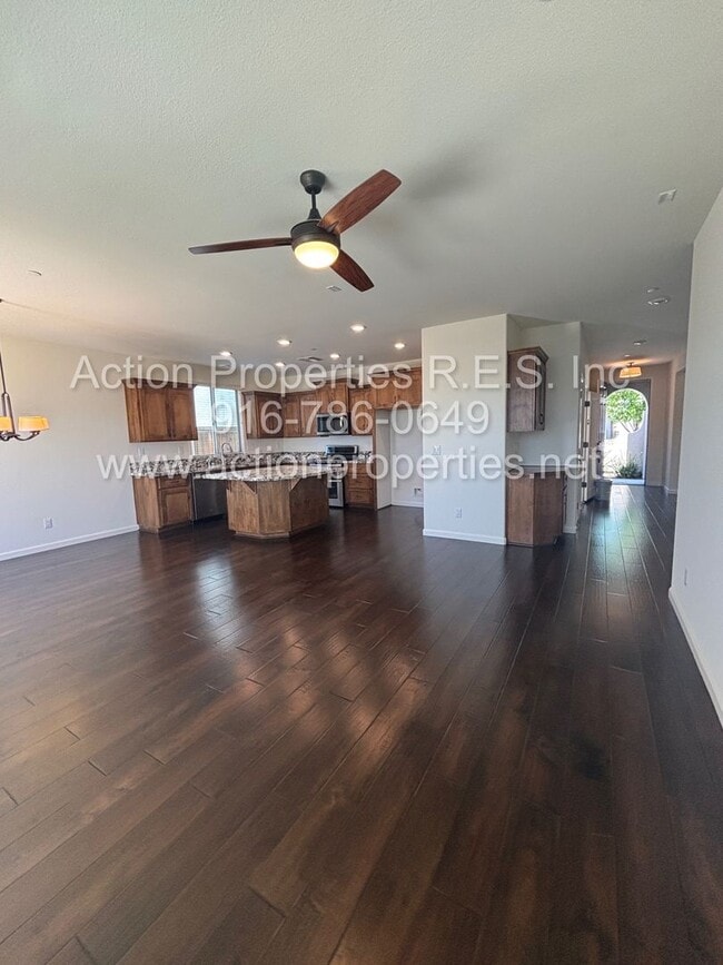 Building Photo - Solar - Whitney Ranch Newer Single Story, ...