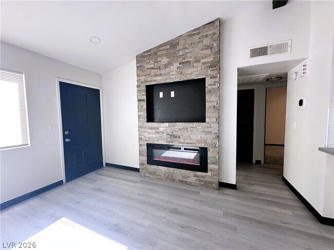 Building Photo - 328 N Linn Ln