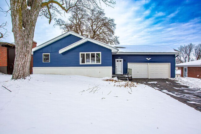 Building Photo - Beautifully Renovated with Lots of Space! 3 Bedroom / 2 Bath Ranch in Blair!