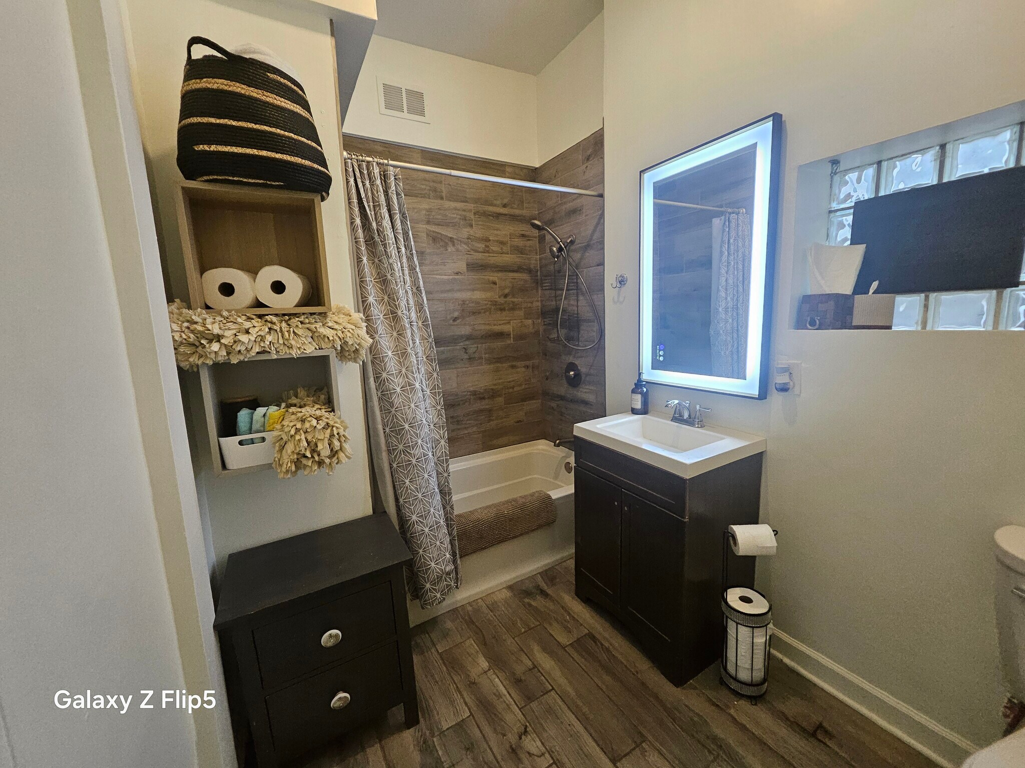 bath - 2417 W Warren Blvd