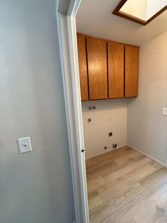 Building Photo - Beautiful 3 Bed, 2 Bath Home in Prime Location