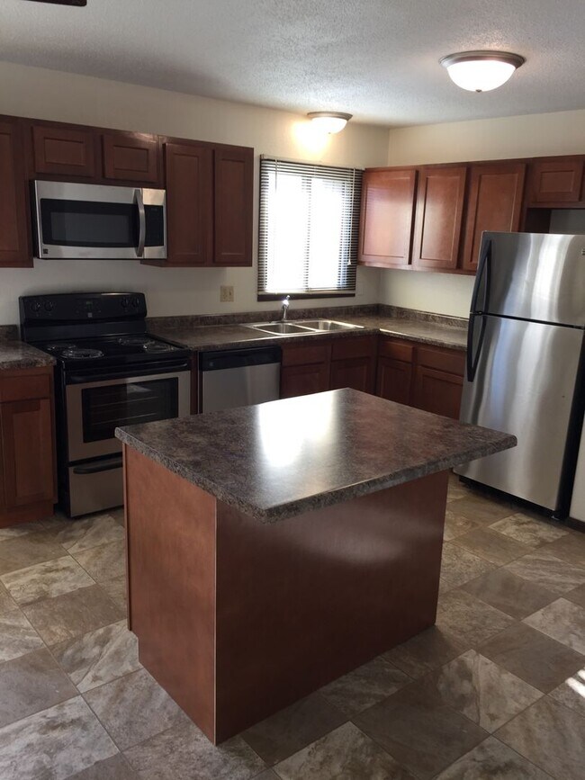 Building Photo - Three Bedroom 1.5 Bathroom