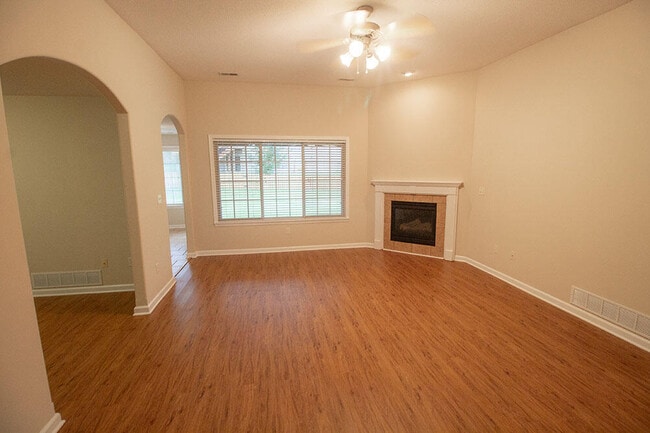 Building Photo - 7002 Madison Creek Dr