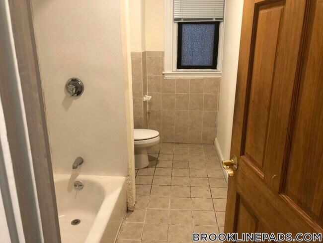 Building Photo - 364 Riverway