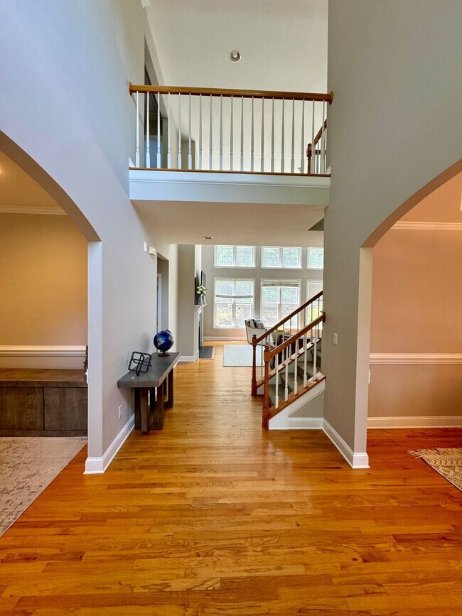 Building Photo - AVAILABLE AUGUST 23.  Spacious 5BR Home in...