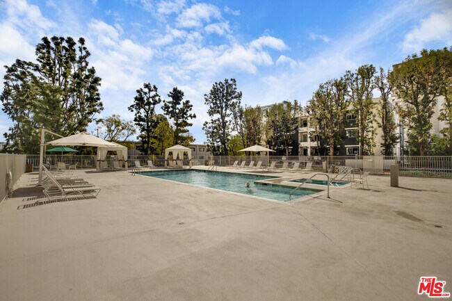 Building Photo - 100 S Doheny Dr