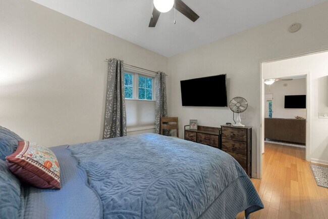 Building Photo - Charming 2BR Condo in Asheville