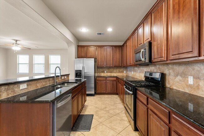 Building Photo - 2041 Livonia Dr