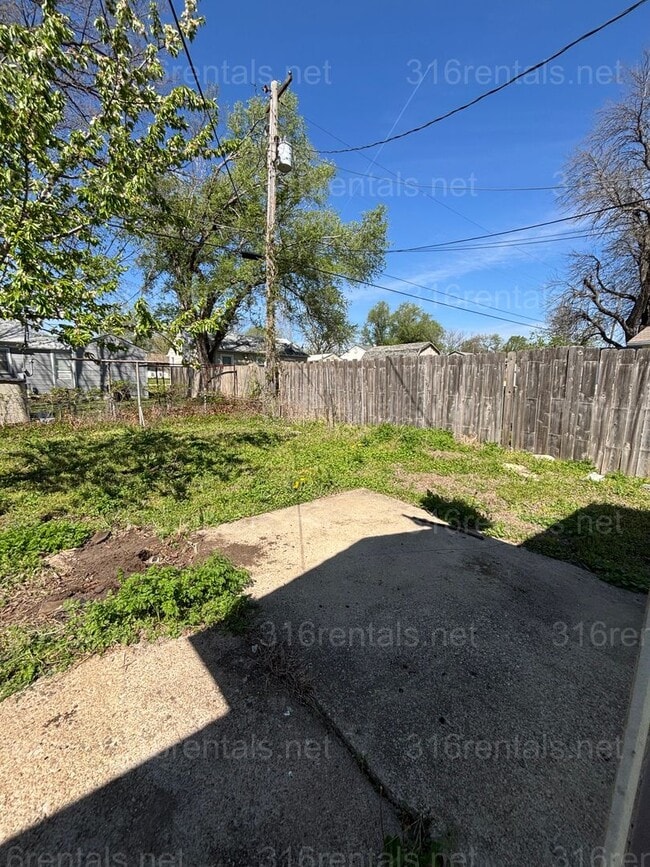 Building Photo - Three bed one bath House Available Now!