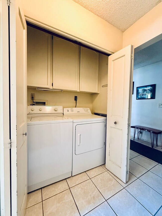 Building Photo - Available August 1st! Beautiful fully furnished single-story home located in the prestigious Span...