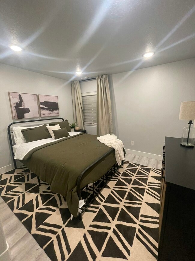 Building Photo - 201 N 20 W