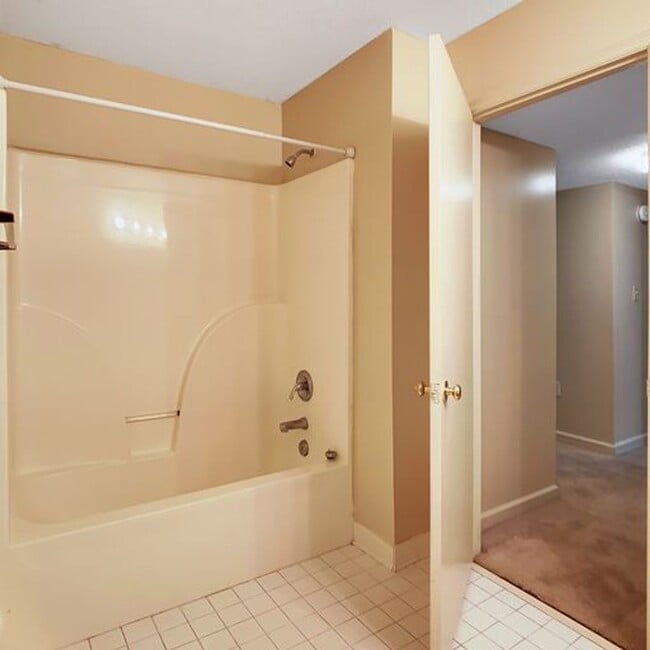 Building Photo - Emory Woods 2 Bed 2 Bath Apartment! Available April 1st!