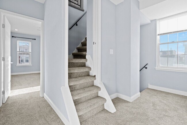 Building Photo - 3 bed 3bath