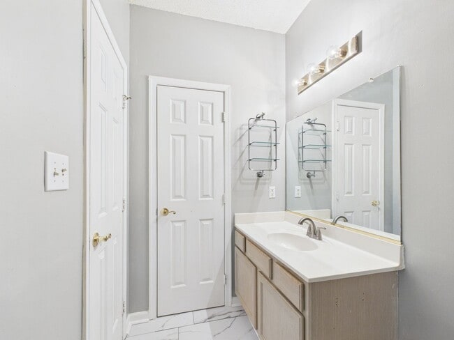 Building Photo - 801 Brassie Ln