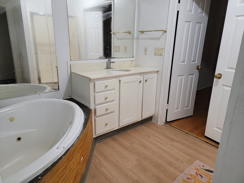 Master Bath - 8936 Turner Dr