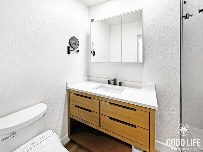 Building Photo - Stylish 2BR in Gated Community | Pool, Jacuzzi & Balcony