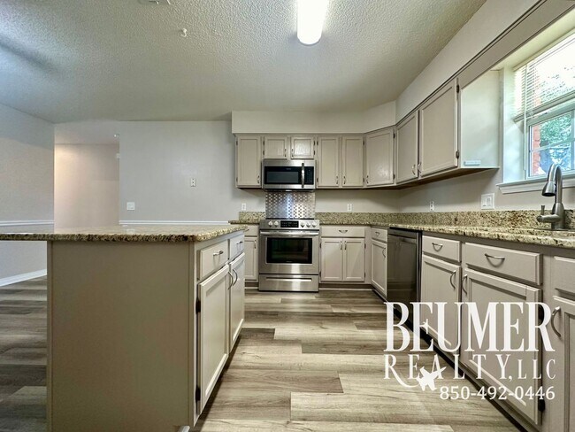 Building Photo - Home nestled in in W. Pensacola minutes fr...