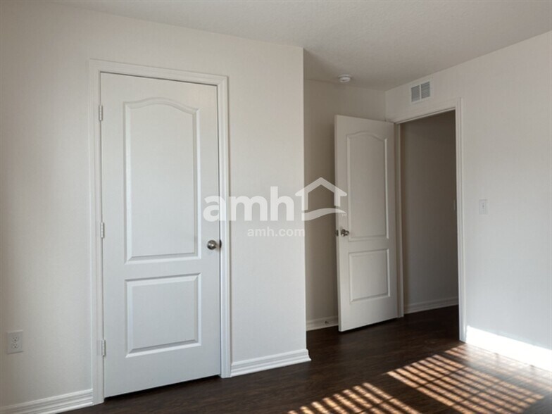Building Photo - 1122 Brenton Leaf Dr