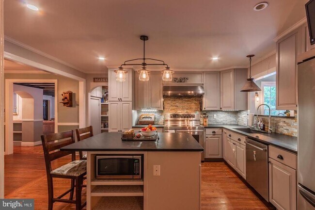 Building Photo - 607 Lancaster St