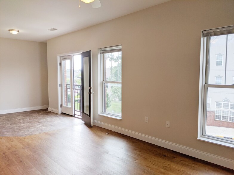 Building Photo - Sixth &amp; Washington