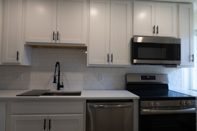 Building Photo - $1,450 / 2br - 560ft2 - RENOVATED 2BD, 1BA...