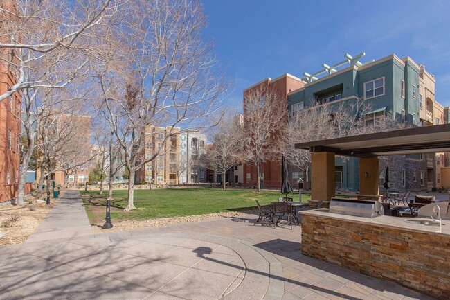 Building Photo - Great 2 Bed 2 Bath Condo in Guard Gated Co...