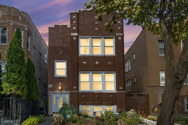 Building Photo - 3744 W Eastwood Ave