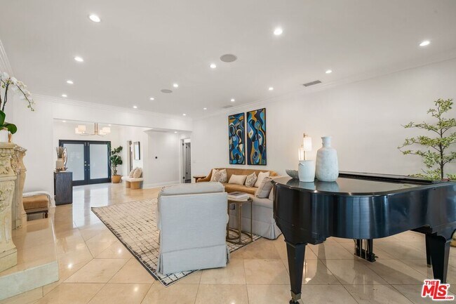 Building Photo - 9023 Alto Cedro Dr