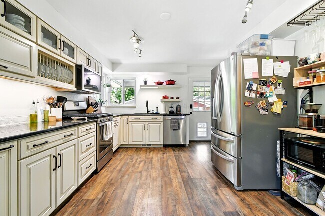 Building Photo - Fabulous 4 BR 3 bath home with fenced back...