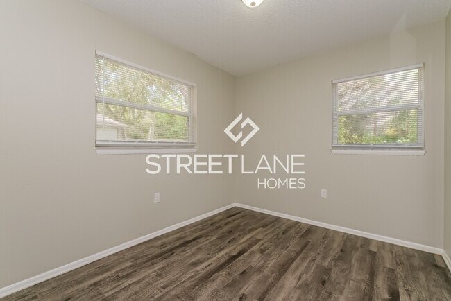Building Photo - ONE MONTH FREE RENT!