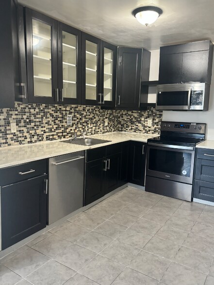 Building Photo - 3120 SW 12th Pl