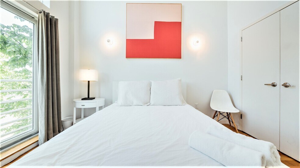 Building Photo - 130 Scholes St