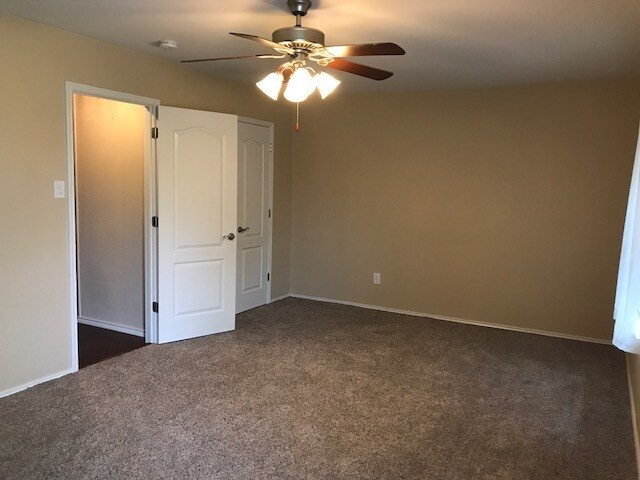 Building Photo - HUGE home in Red Oak!!