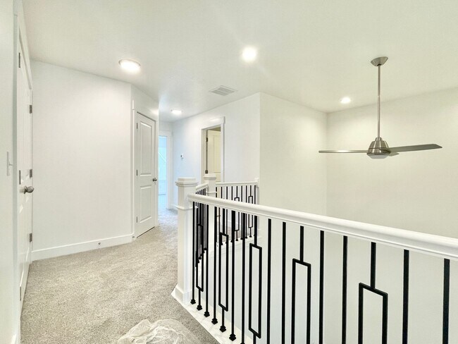 Building Photo - Beautiful Townhome at Mountain Ridge!