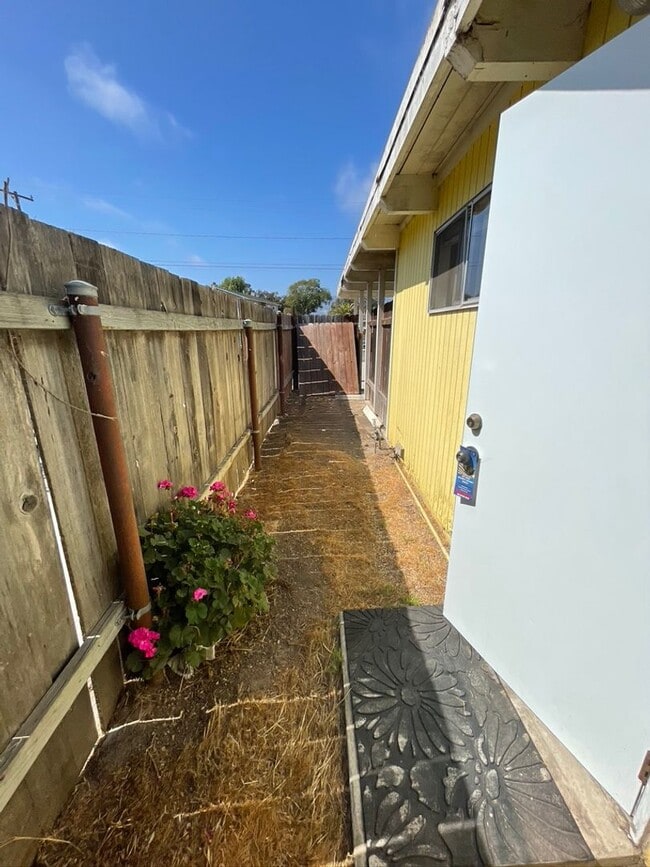 Building Photo - 6775 Pasado Rd