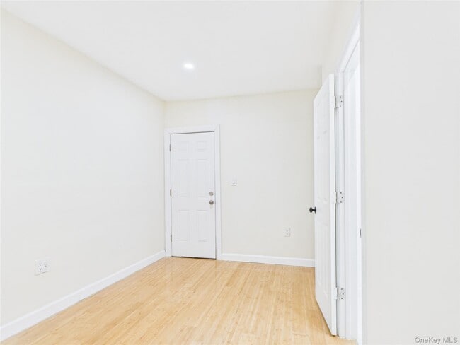 Building Photo - 25-16 Curtis St