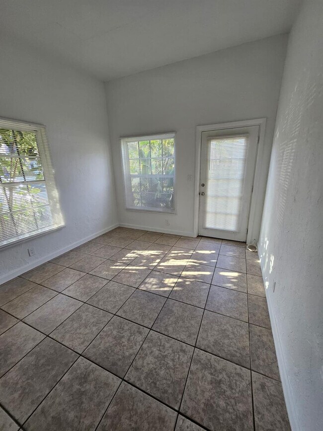 Building Photo - 1100 NE 12th Ave