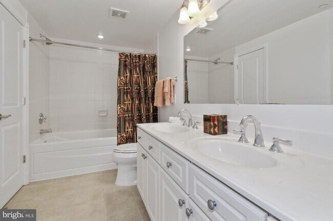 Building Photo - 5 Park Pl