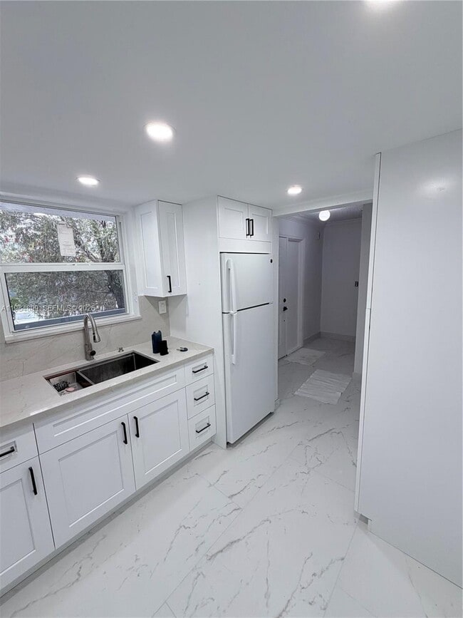 Building Photo - 9365 Fontainebleau Blvd