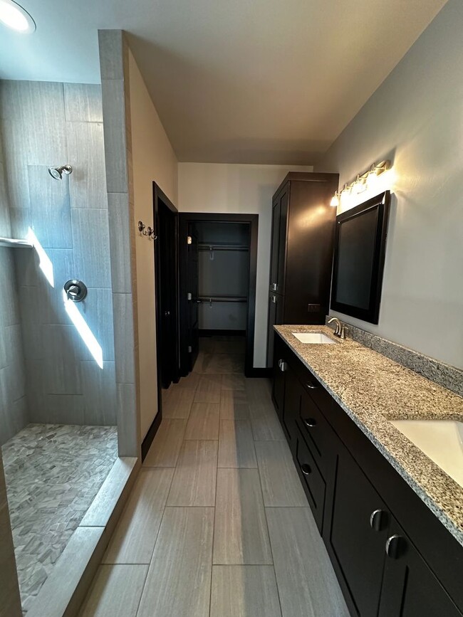 Building Photo - Gorgeous modern 5 bedroom - Minutes from MSU!