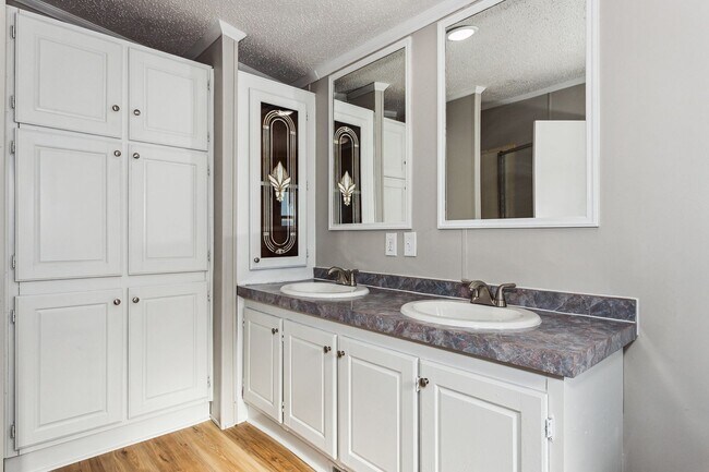 Building Photo - Adorable 3 Bedroom/2 Bath with lots of space! Available on 2/23/26!