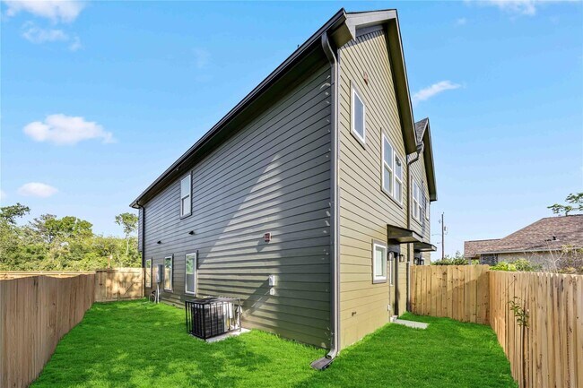 Building Photo - 5620 Shreveport Blvd