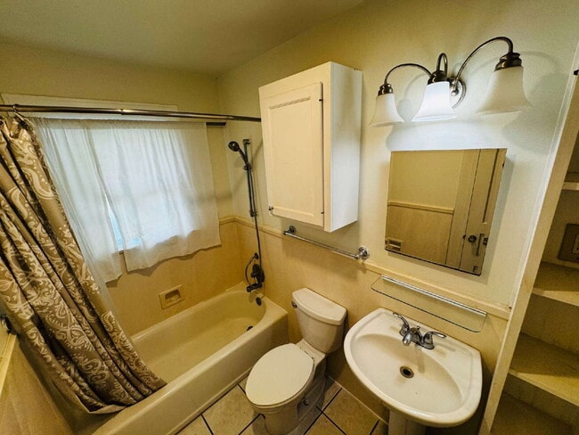 Building Photo - 3BR/2BA Cottage-Style Home, offering timeless character for Lease