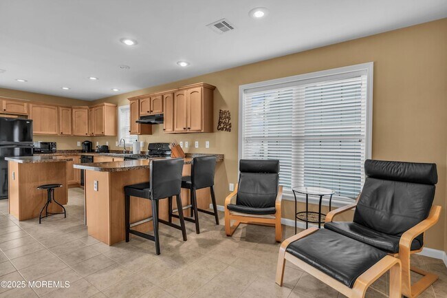 Building Photo - 111 7th Ave