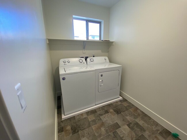 Building Photo - Beautiful 4 bed and 2.5 Bath in Desert Bluff Townhomes at Desert Canyons