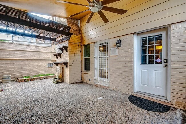Building Photo - 10716 Briar Forest Dr