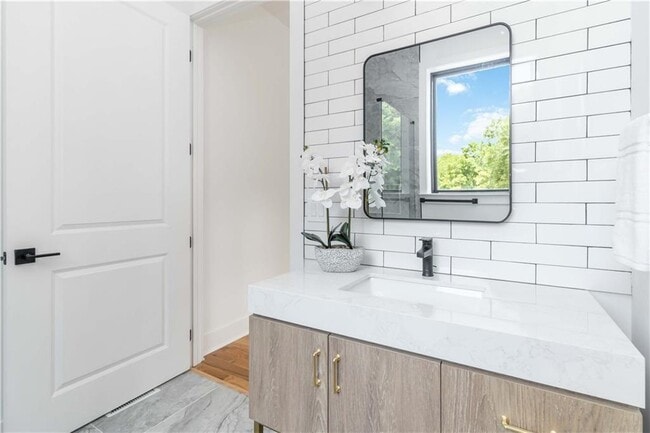 Building Photo - 1554 Columbia Cir