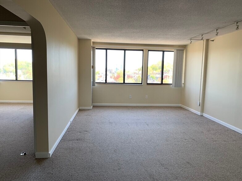 Building Photo - 1731 Beacon St